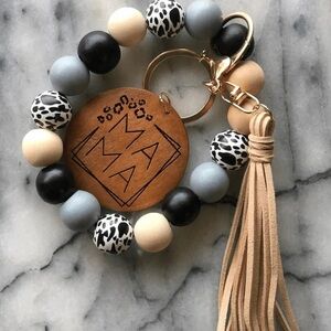 Women Letter Detail Round & Tassel Charm Fashionable Keychain.